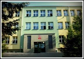 Budynek szkoły przy ul. Piłsudskiego 12