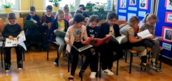 Wizyta uczniów klas I w bibliotece szkolnej