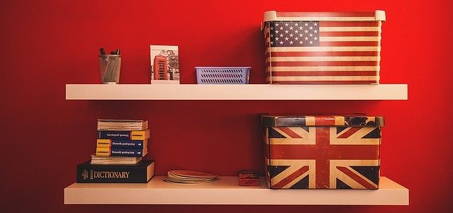 Pudełka w barwach flagi amerykańskiej i angielskiej stoją na półce