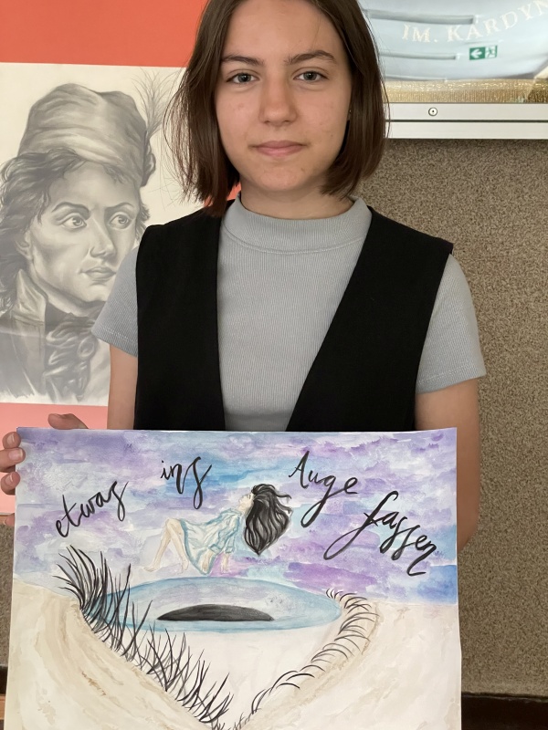 Dziewczynka trzymająca w dłoniach rysunek.  Rysunek przedstawia oko i osobę wpadającą w nie