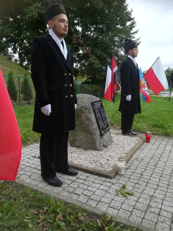 Warta honorowa przy kamieniu z tablicą pamiątkową poświęconą Bohaterom Łęczyńskiego Września