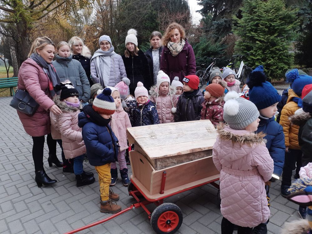 przedszkolaki przywożą domek dla jeża