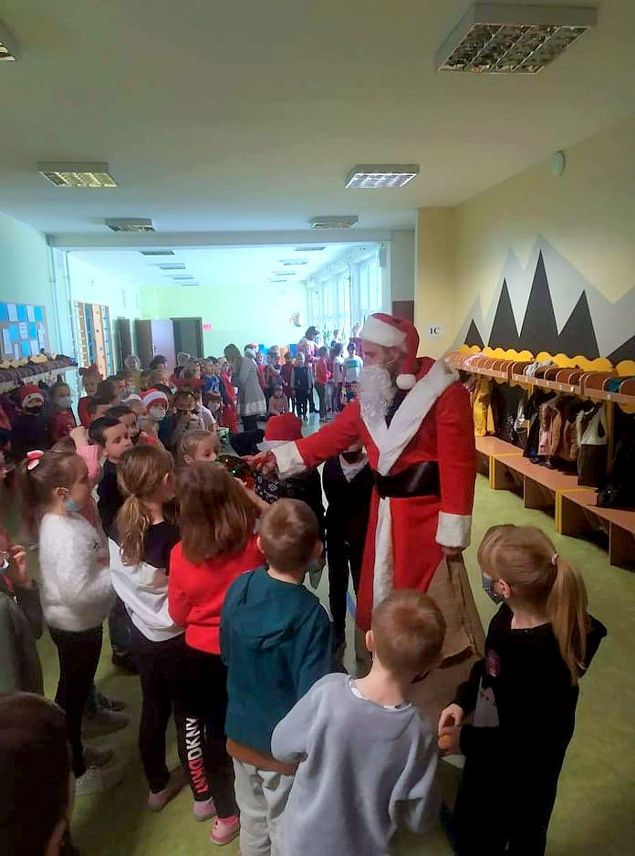 Mikołaj rozdaje prezenty dzieciom z klas 1.