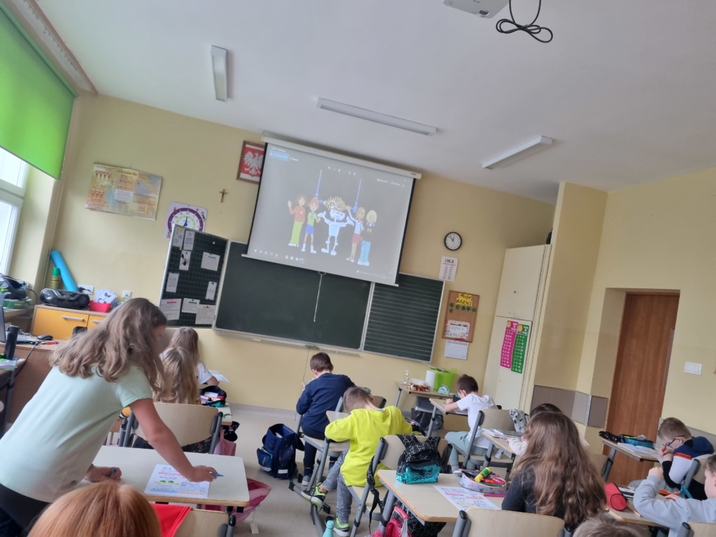 Zdjęcie nr 3 przedstawia uczniów w  klasie, którzy ogląda prezentację z bohaterami strony www.sieciaki.pl 