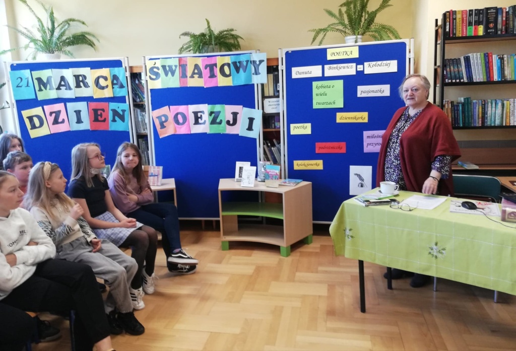 Zdjęcie 2 - pani Danuta Binkiewicz-Kołodziej i klasa 5c na spotkaniu z okazji Światowego Dnia Poezji