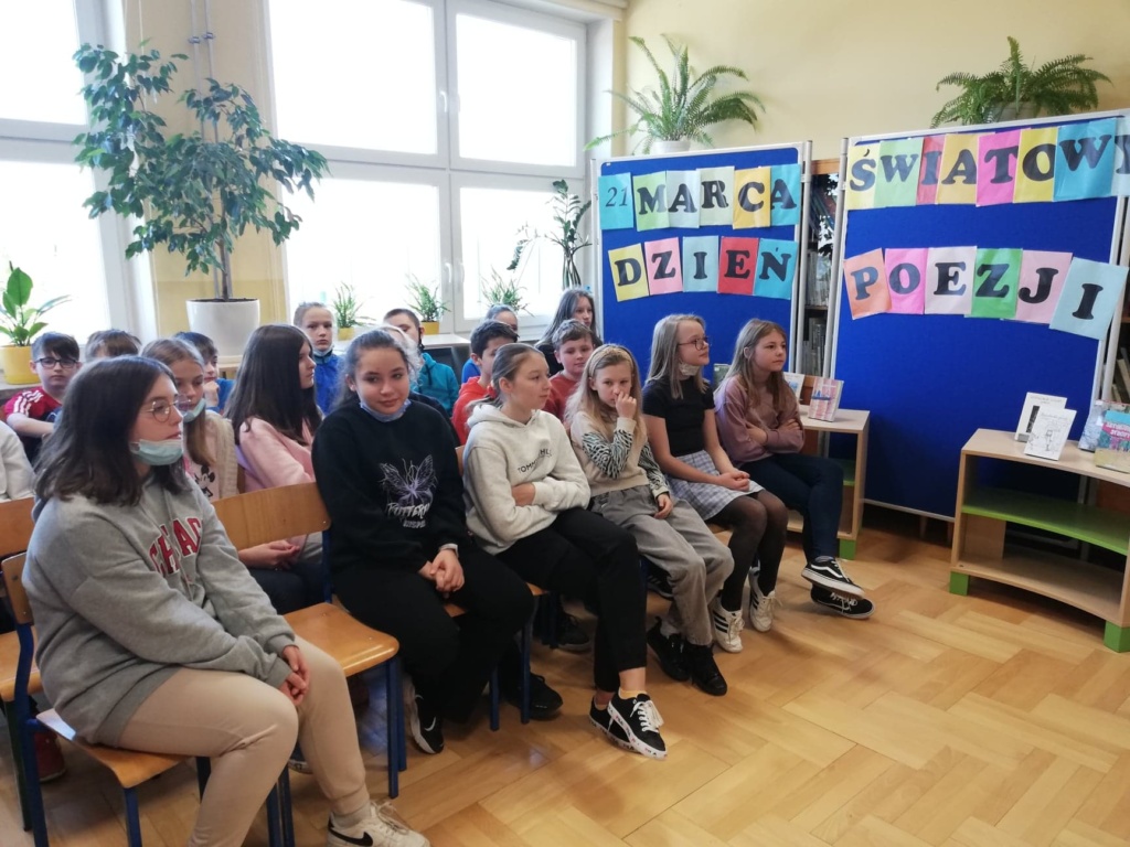Zdjęcie 3 - pani Danuta Binkiewicz-Kołodziej i klasa 5c na spotkaniu z okazji Światowego Dnia Poezji