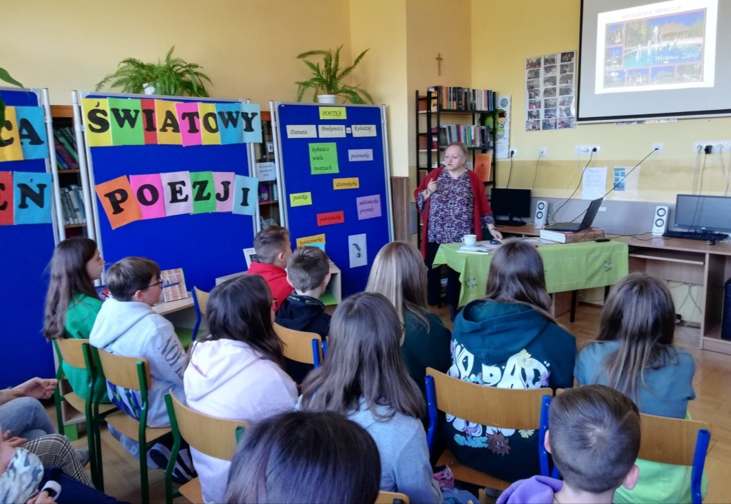Zdjęcie 4 - pani Danuta Binkiewicz-Kołodziej i klasa 5a na spotkaniu z okazji Światowego Dnia Poezji