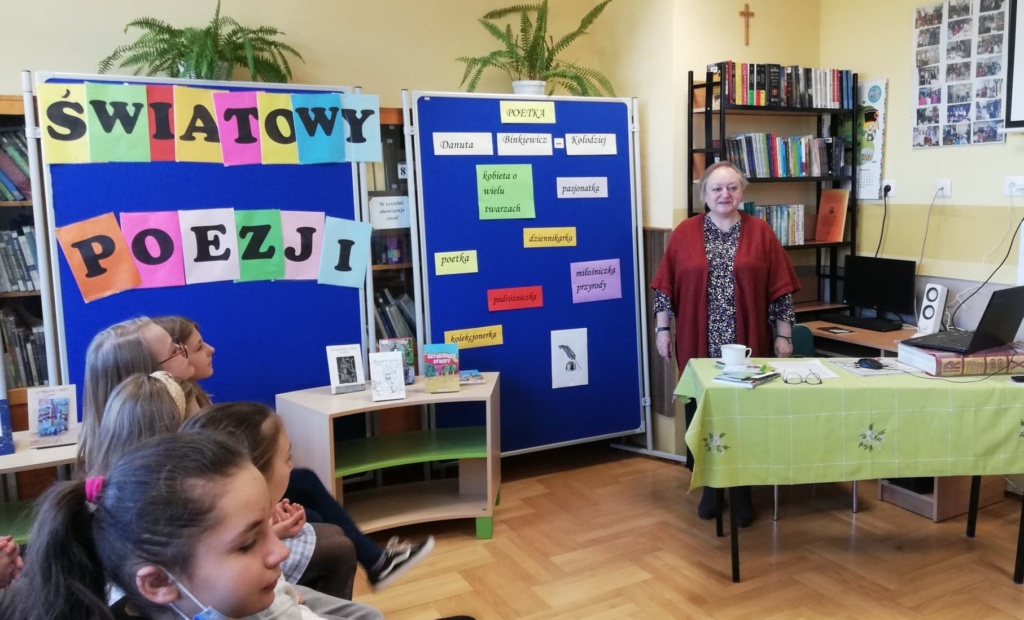 Zdjęcie 6 - pani Danuta Binkiewicz-Kołodziej i klasa 5c na spotkaniu z okazji Światowego Dnia Poezji