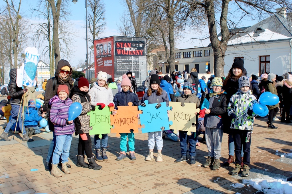 3. Grupa dzieci z klasy llld wraz z wychowawczynią i nauczycielką współorganizującą na placu fontann pod Urzędem Miasta.