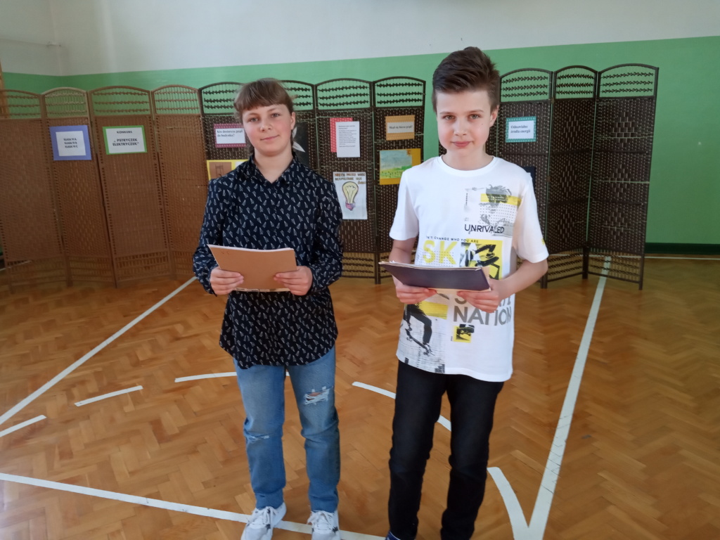 Przedstawia uczniów prezentujących projekt edukacyjny: Wiktorię Rutkowską i Fabiana Grudnia z kl. 6 a.