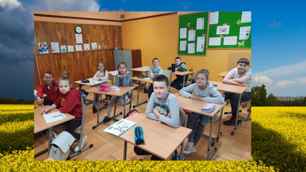 Kolaż zdjęć przedstawia uczniów siedzących w  ławkach w swojej klasie.