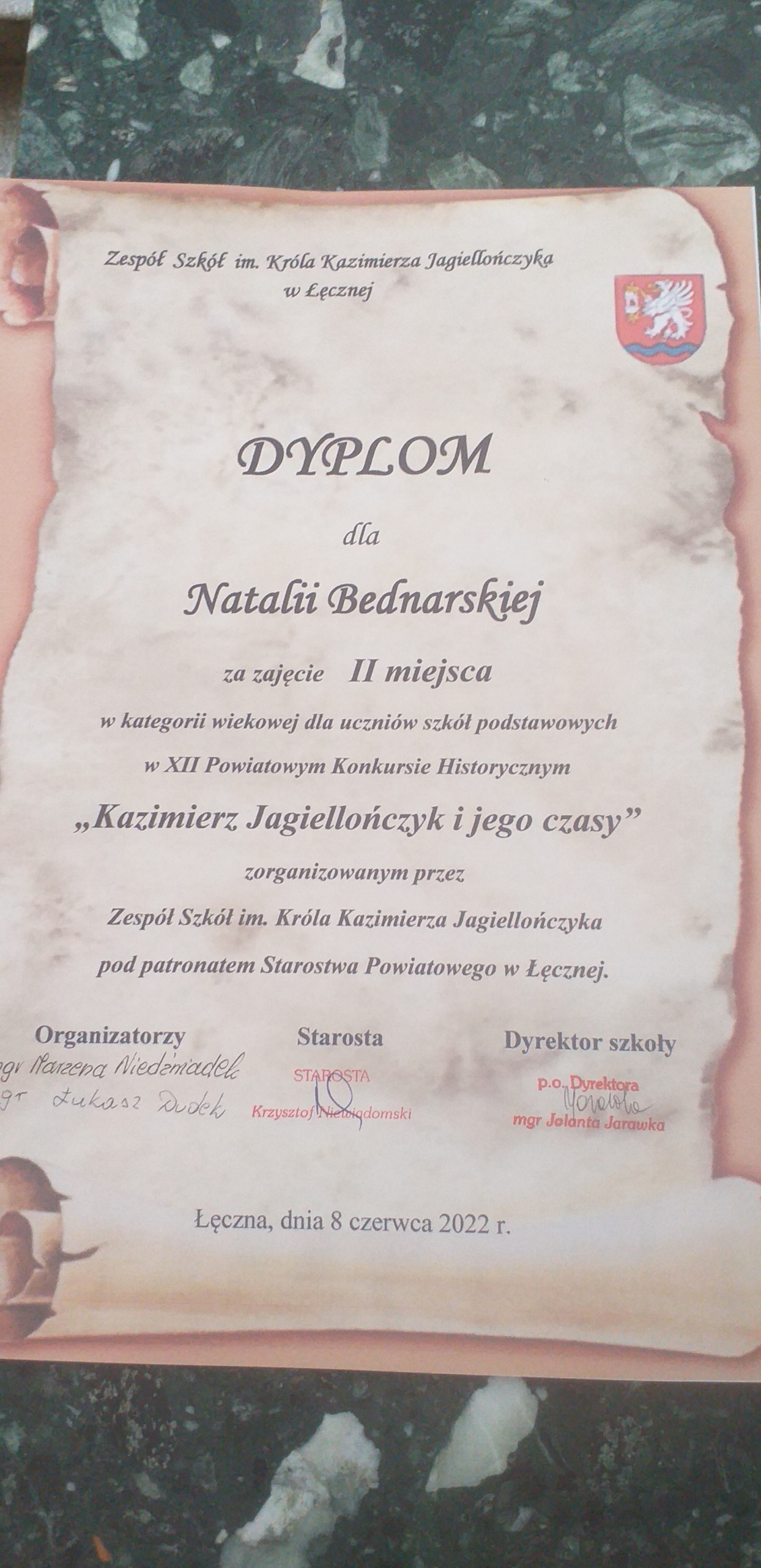 Na zdjęciu dyplom w kolorze kremowym z zapisem Natalii Bednarskiej za zajęcie II miejsca w Powiatowym Konkursie Historycznym