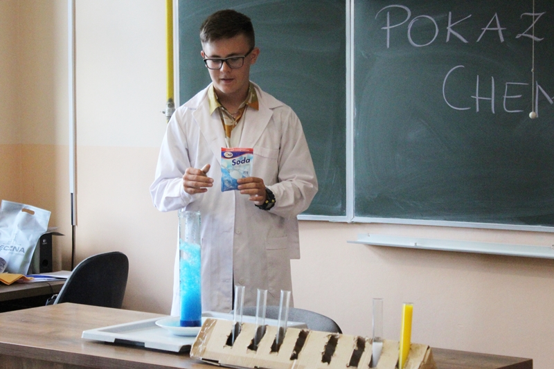 uczeń wykonujący doświadczenia chemiczne; sala lekcyjna;
