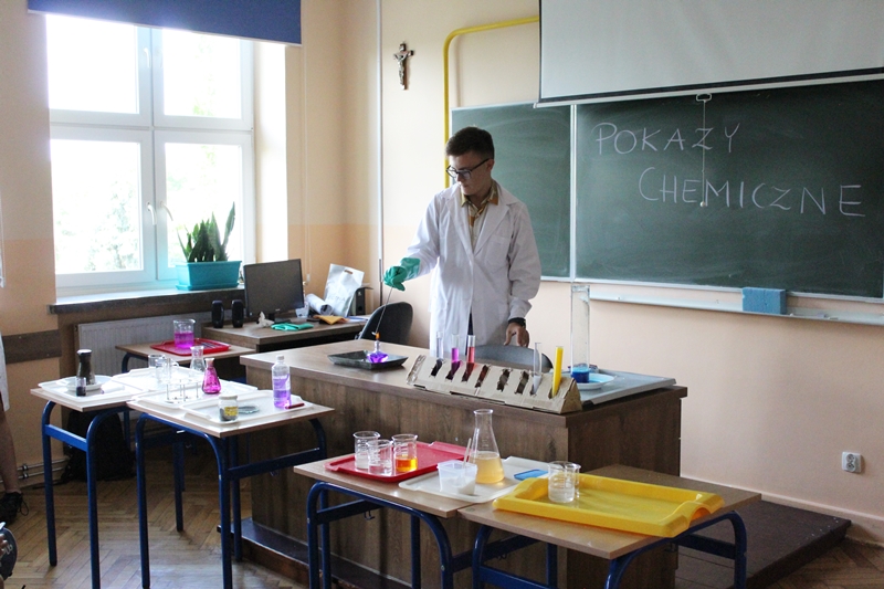 uczeń wykonujący doświadczenia chemiczne; sala lekcyjna;