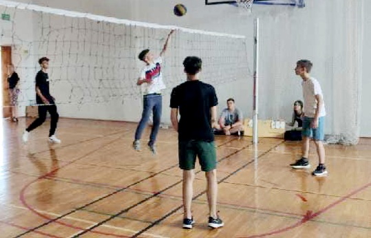 Uczniowie podczas rozgrywek piłki siatkowej