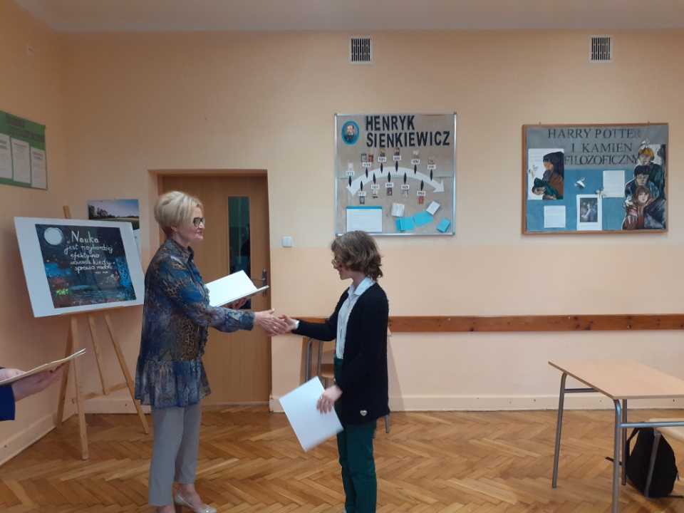 Wręczanie nagród zwycięzcom i laureatom konkursu przez wicedyrektor szkoły p. H. Lipińską-Stopę