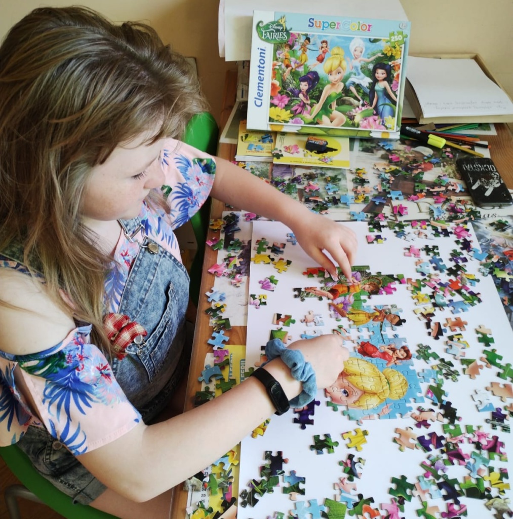 uczennica układa puzzle podczas konkursu