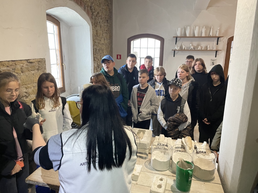 Grupa uczniów jest w fabryce porcelany w Ćmielowie. Uczniowie oglądają proces wypalania porcelany
