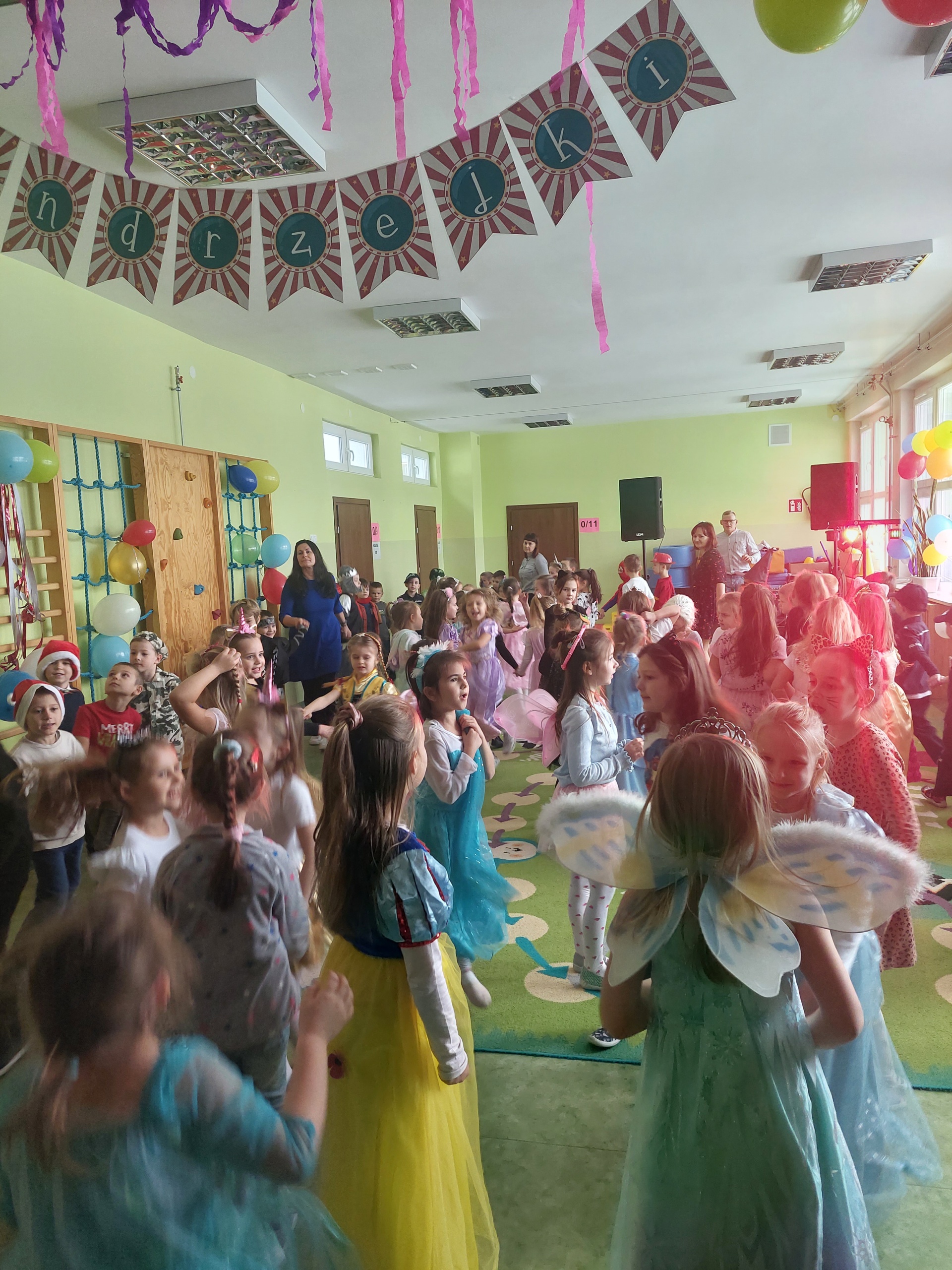 Uczniowie oddziału przedszkolnego podczas wspólnych zabaw tanecznych.