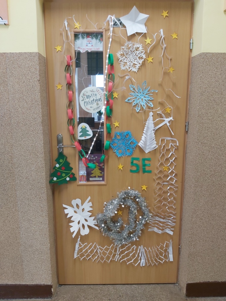 Drzwi do sali lekcyjnej ozdobione świątecznymi dekoracjami.
