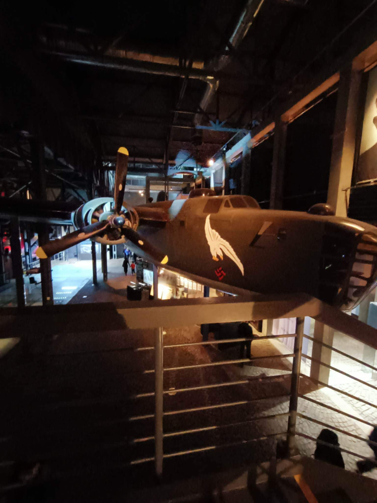 Samolot wojskowy wiszący w muzeum