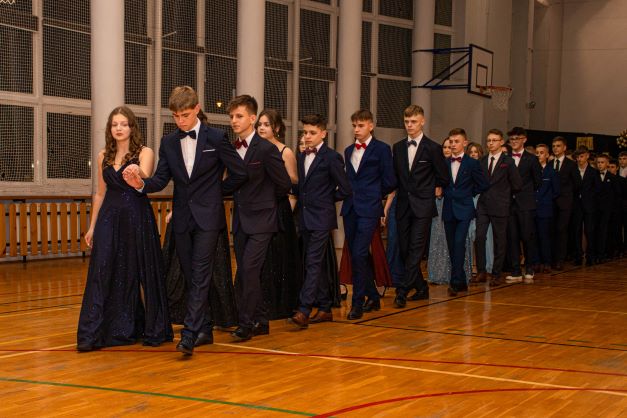 Uczniowie klas ósmych tańczący poloneza