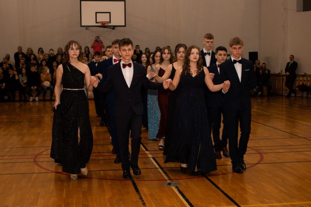 Uczniowie klas ósmych tańczący poloneza