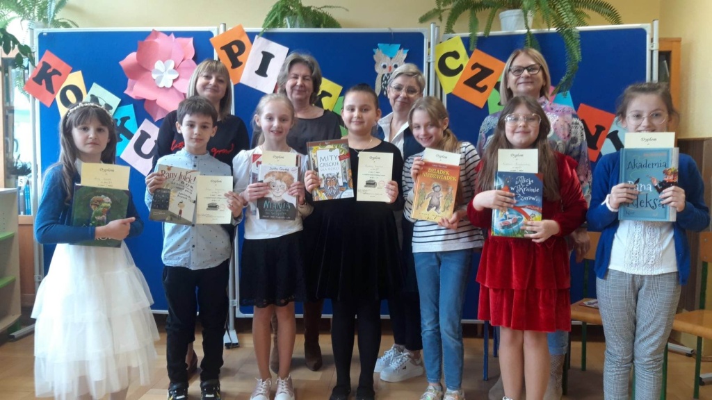 nagrodzeni uczniowie klas trzecich Szkolnego Konkursu Pięknego Czytania klas 1-4 w bibliotece szkolnej.