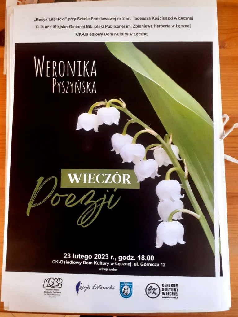 Plakat zapraszający na Wieczór Poezji Weroniki Pyszyńskiej. w centrum grafiki kwitnąca konwalia.