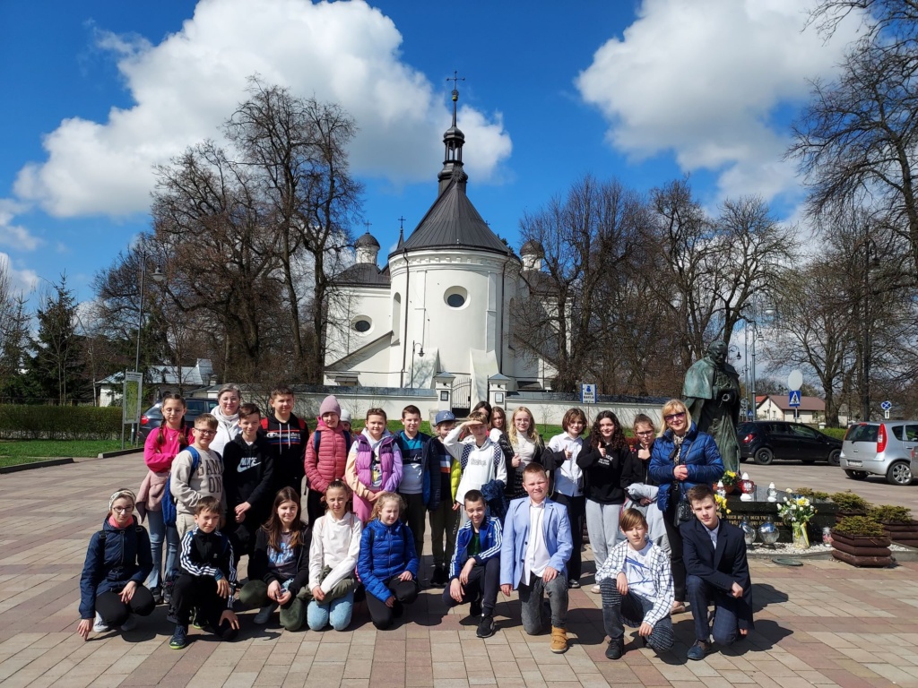 uczniowie ze szkoły podstawowej z Cycowa oraz uczniowie z naszej szkoły podczas zwiedzania zabytków Łęcznej