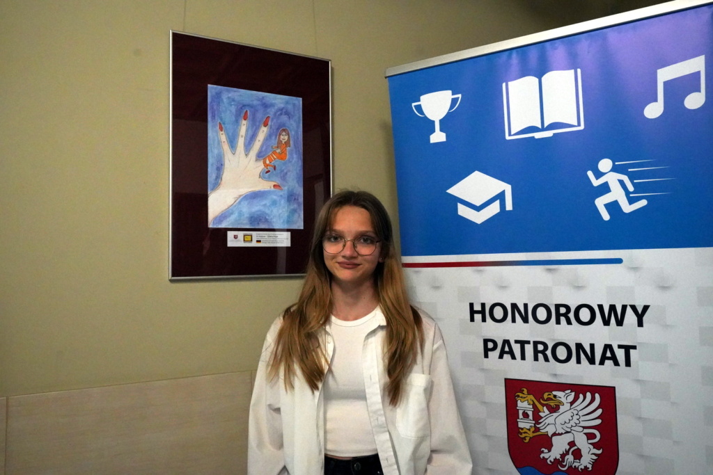 dziewczynka stoi na tle rysunku, Oliwia Pająk, Szkoła Podstawowa nr 2 im. Tadeusza Kościuszki w Łęcznej, III miejsce w kategorii klas VIII