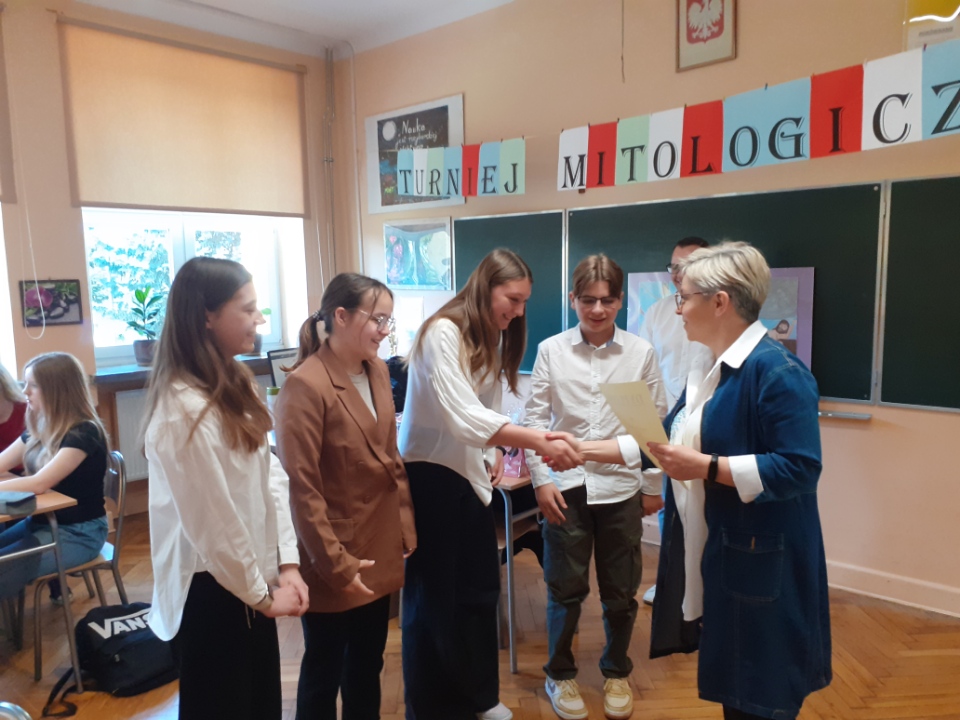 Pani wicedyrektor Danuta Szychta-Zagwodzka wręcza nagrody klasie 6b, która zajęła pierwsze miejsce w Turnieju mitologicznym