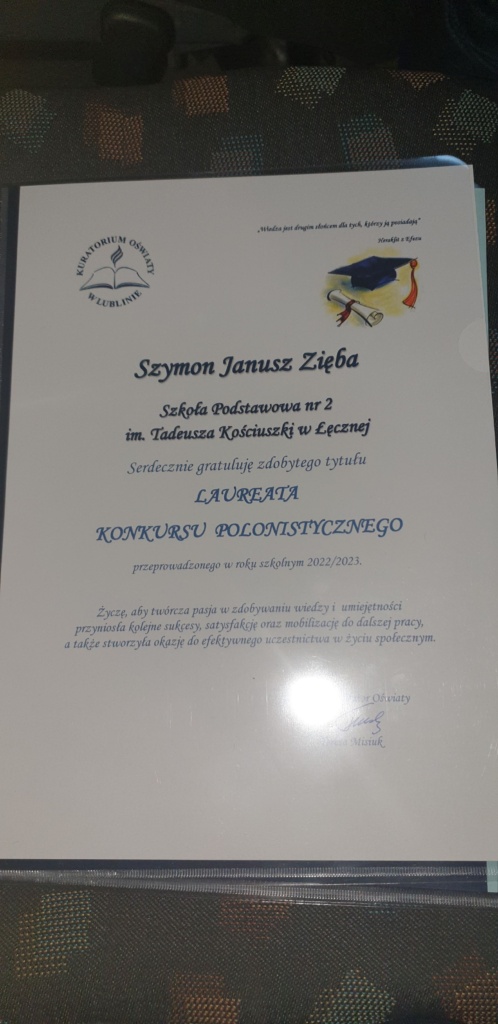 zdjęcie przedstawia dyplom dla Szymona Zięby za uzyskanie tytułu laureata w konkursie polonistycznym organizowanym przez LKO