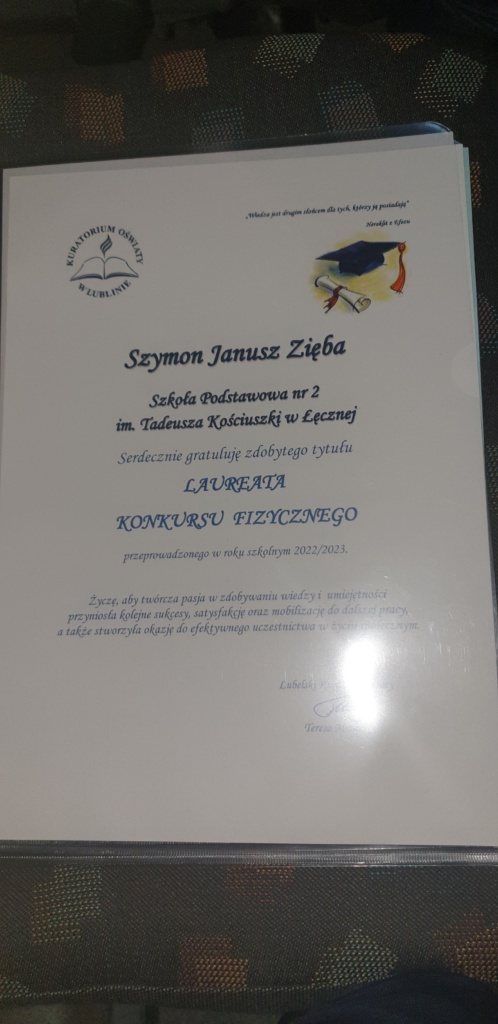 zdjęcie przedstawia dyplom dla Szymona Zięby za uzyskanie tytułu laureata w konkursie fizycznym organizowanym przez LKO 