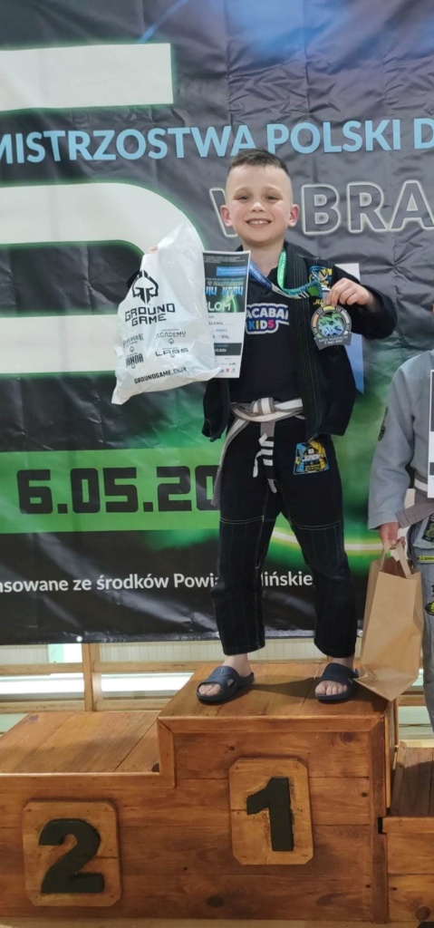 Na zdjęciu Adam Mazurkiewicz zdobywa 1 miejsce w brazylijskim Jiu - Jitsu