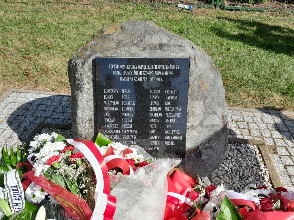 Pamiątkowa tablica z nazwiskami walczących w bitwie mieszkańców Łęcznej przy Rondzie Łęczyńskich Bohaterów Września.