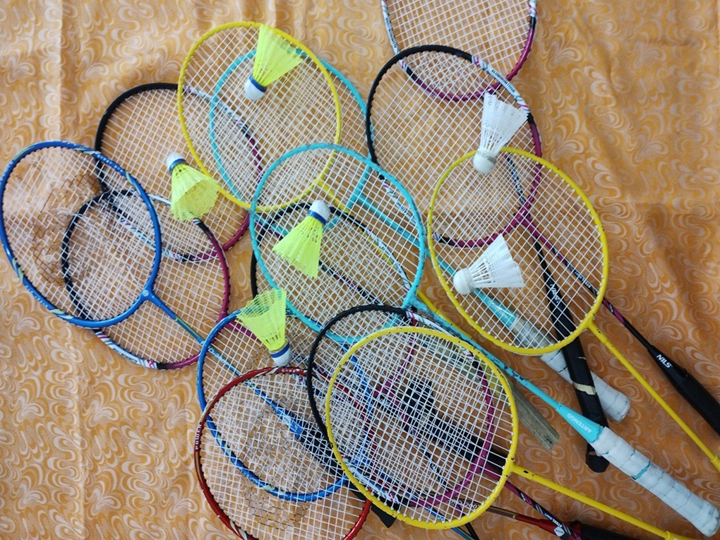 Zdjęcie przedstawia paletki i lotki do gry w badmintona