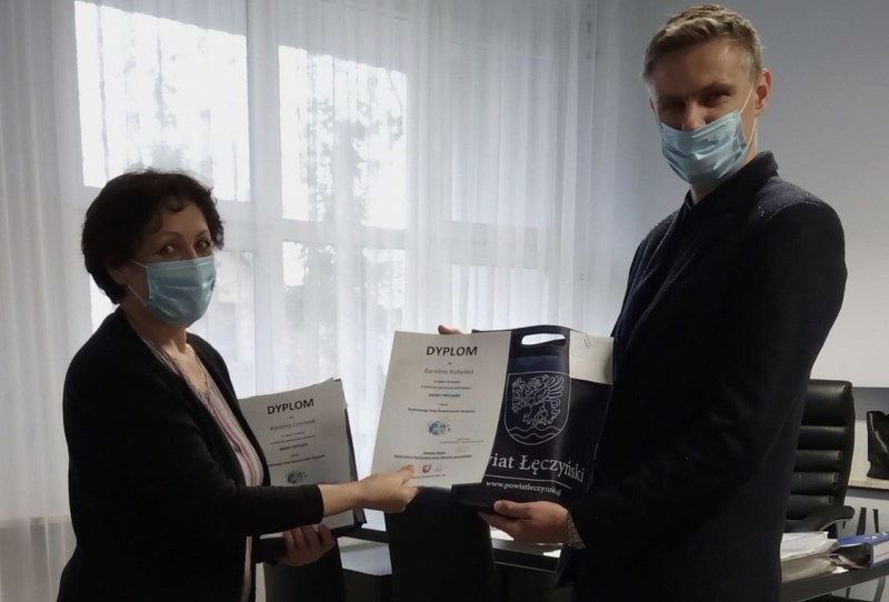 Pan Dyrektor ORW wręcza dyplomy i podziękowania Pani Dyrektor Teresie Baruk