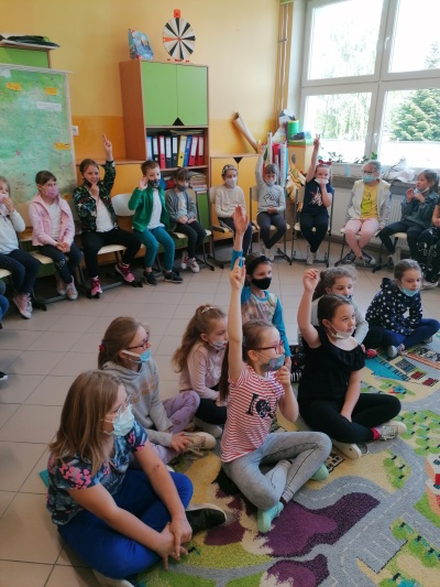 . Dzieci zadają pytania lekarzowi weterynarii o zwierzęta