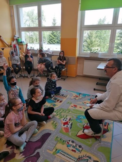 Spotkanie lekarza weterynarii w klasie z dziećmi