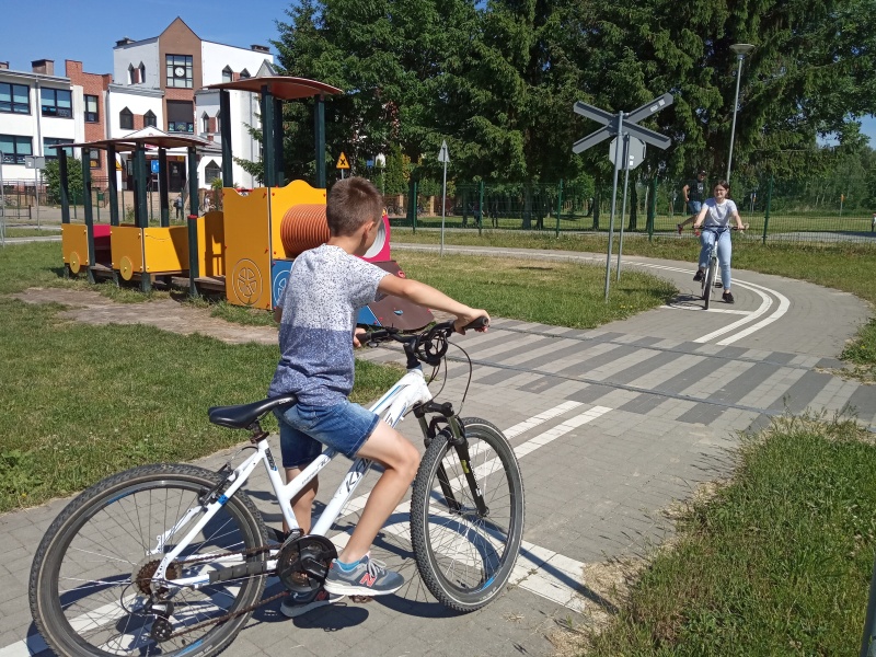 Uczniowie prawidłowo zatrzymują się przed przejazdem kolejowym.