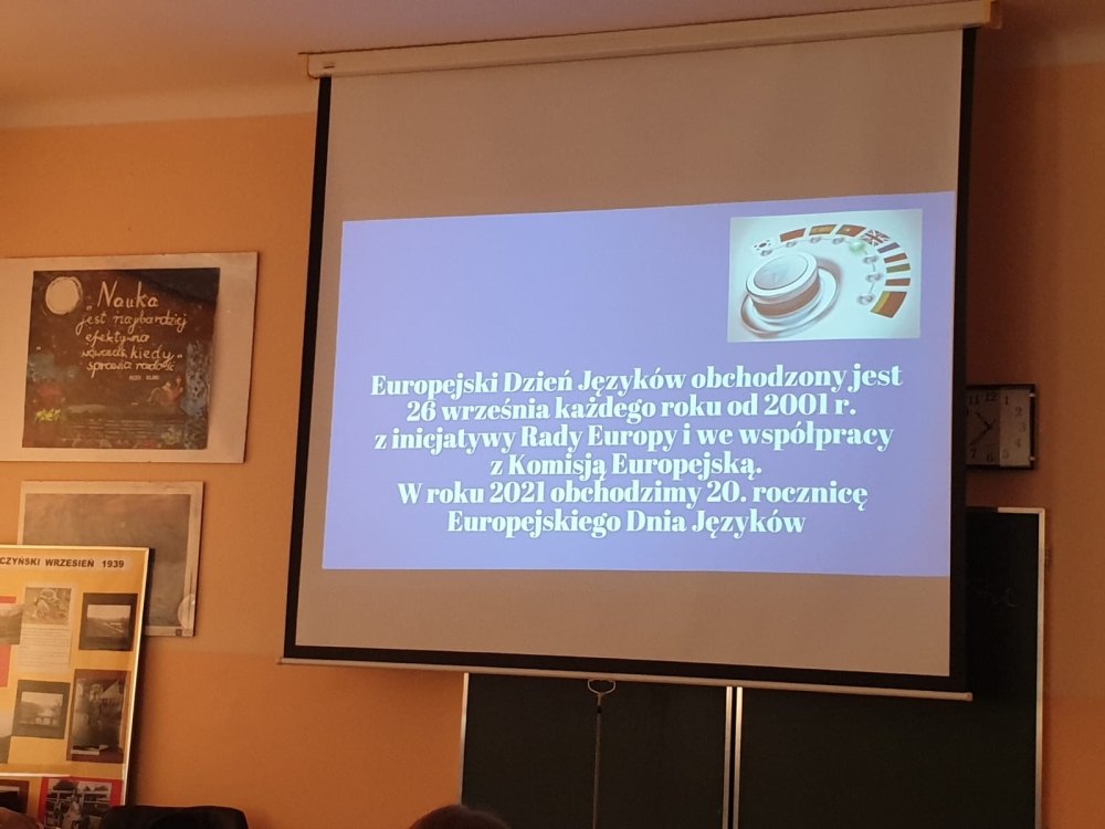 W klasie, na ekranie, wyświetlony slajd o Europejskim Dniu Języków