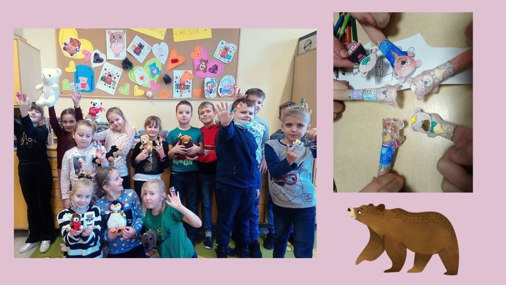 Dzieci  stoją w sali świetlicowej- pozują na tle gazetki trzymając misie. Widoczne są pacynki i symbol graficzny niedźwiedzia.