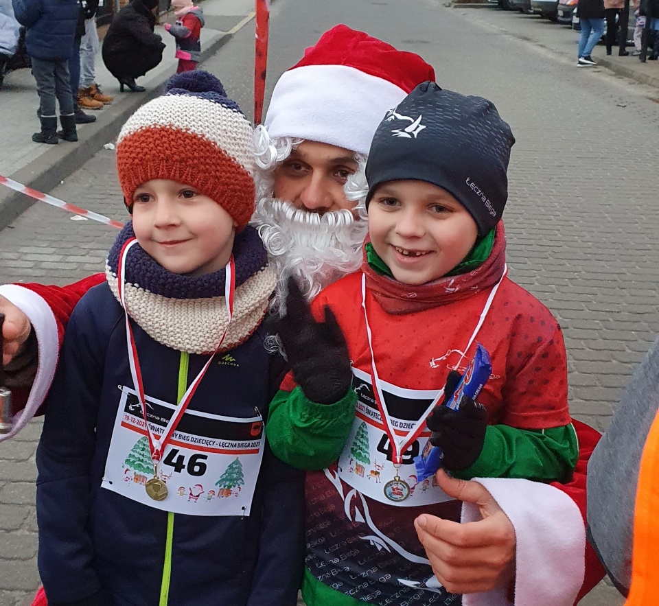 Uczniowie klasy 0e z Mikołajem i medalami po zakończonym biegu