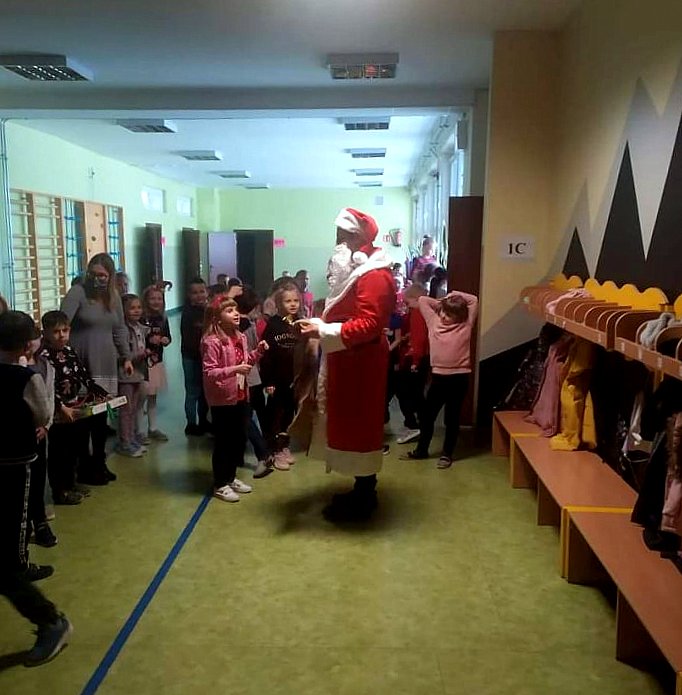 Odbieranie prezentów oraz piosenka od dzieci dla Świętego Mikołaja