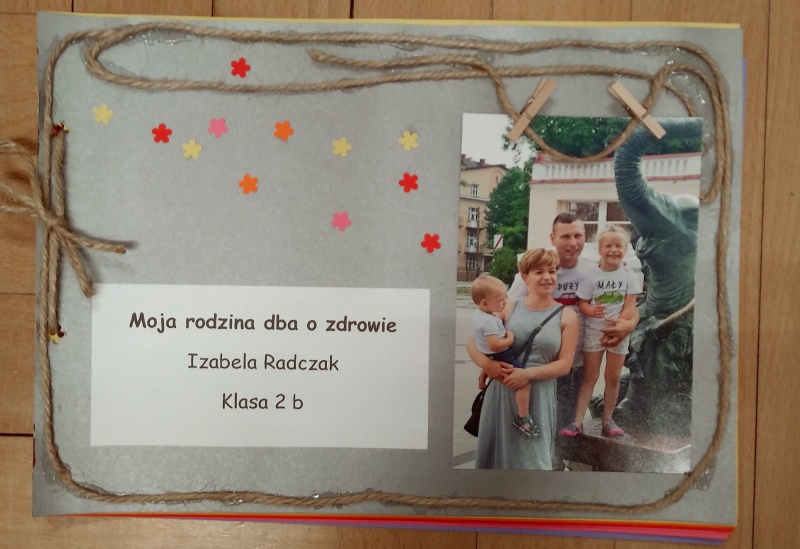 Na zdjęciu okładka książeczki z widocznym tytułem "Moja rodzina dba o zdrowie"