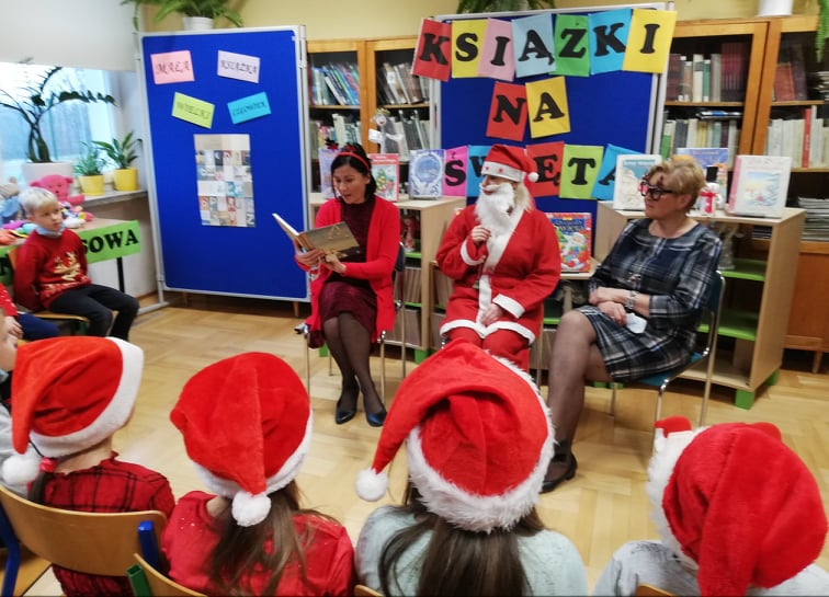 jeden z Elfów odczytuje dzieciom list Dyrektora Instytutu Książki Dariusza Jaworskiego