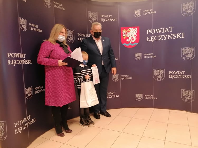 Na zdjęciu jest zwycięzca konkursu - uczeń naszej szkoły wraz z organizatorami konkursu.