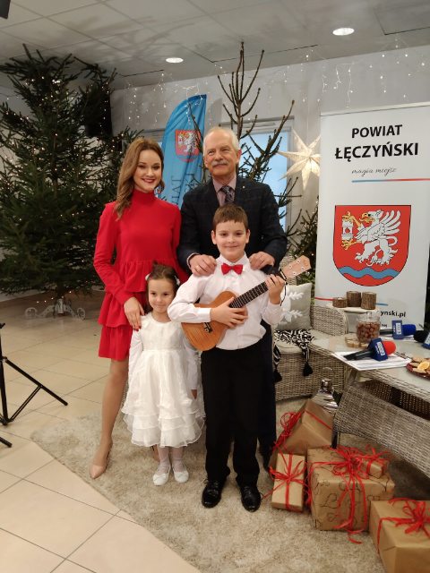 Filip z prezenterami telewizyjnymi.