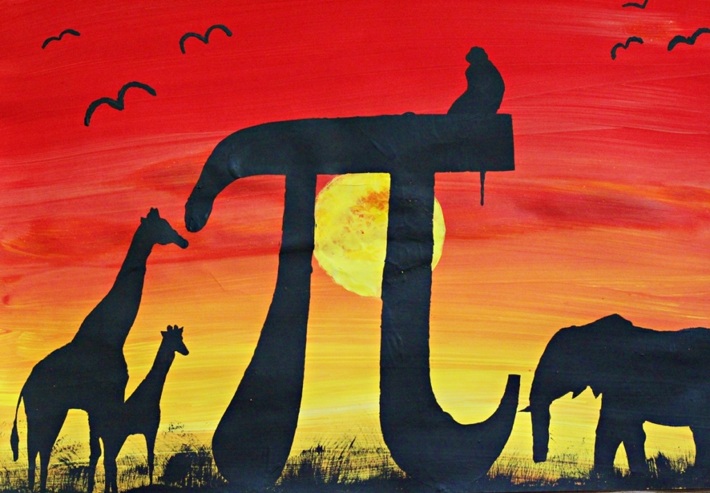 Zdjęcie jest przedstawione w czerwono, czarno, żółto - pomarańczowej kolorystyce.  Na pierwszym planie jest czarna liczba pi, a w tle pełnia księżyca. Z lewej strony stoją 2 czarne żyrafy, z prawej strony czarny słoń.